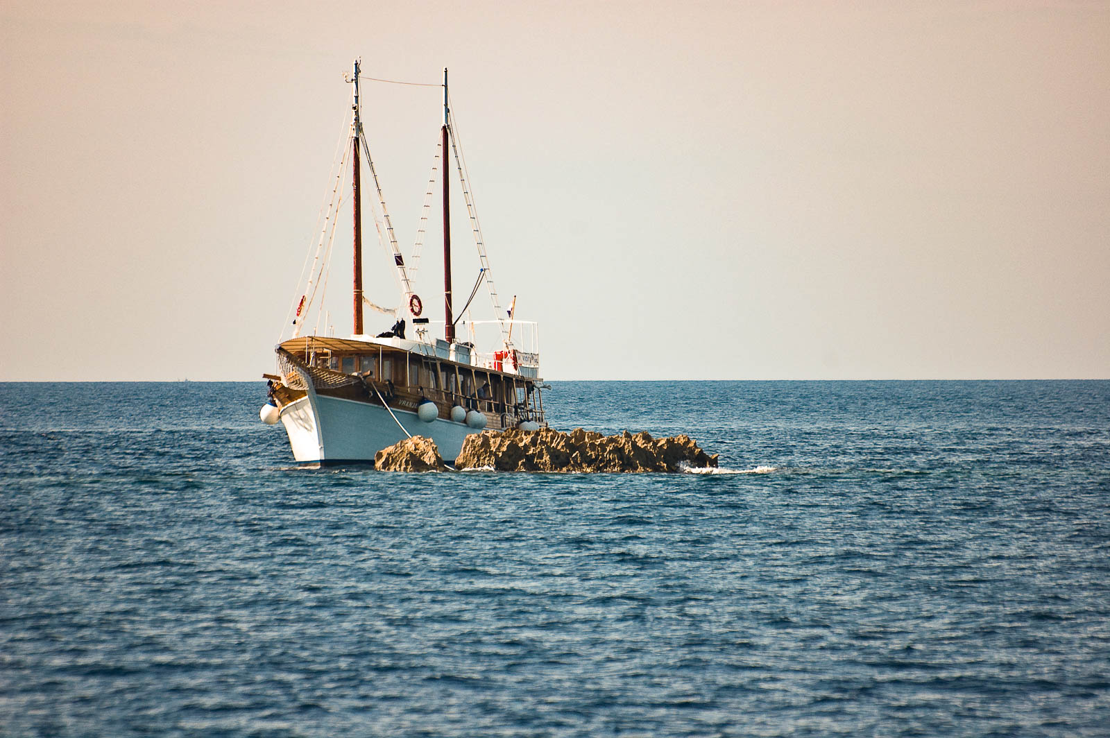 Schip aan een rotspunt bij de Kornati-eilanden